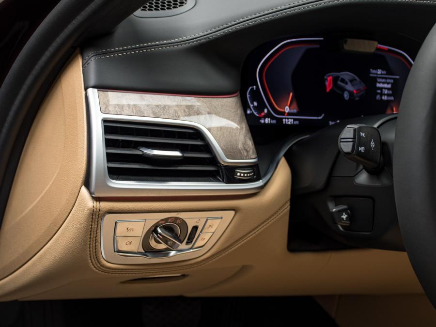 Детали интерьера BMW 750Li xDrive (G12) 2020 года  (UAE) (фото 15 из 28)